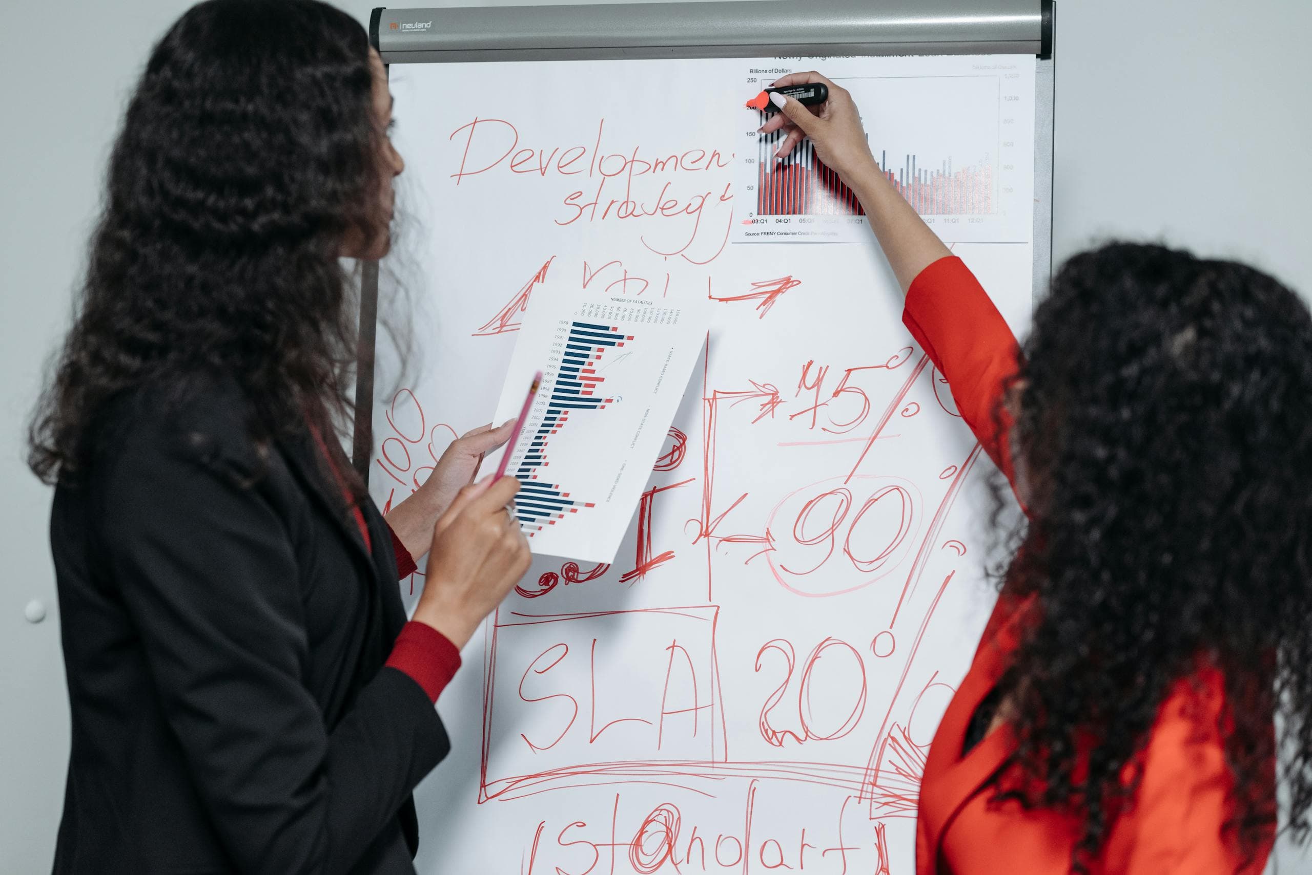 Equipo de consultoría revisando documentación y planes en mesa de trabajo