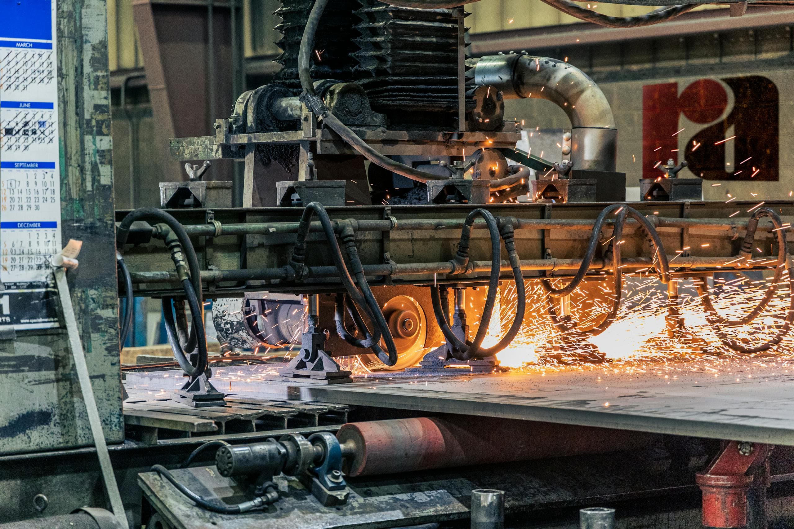 Nave de manufactura con maquinaria CNC y operarios en actividad